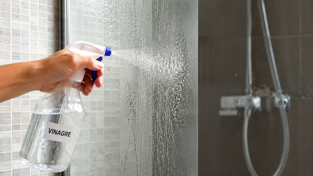 Rociar vinagre en la mampara de la ducha: para qué sirve y por qué lo recomiendan