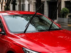 Qué significa encontrar el limpiaparabrisas levantado y por qué es importante saber cómo actuar