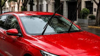 Qué significa encontrar el limpiaparabrisas levantado y por qué es importante saber cómo actuar