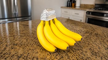 Envolver el tallo de las bananas con papel aluminio: para qué sirve y por qué muchas personas lo hacen