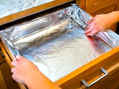 Poner papel aluminio en los cajones de la cocina: para qué sirve y cómo usarlo correctamente