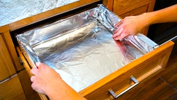 Poner papel aluminio en los cajones de la cocina: para qué sirve y cómo usarlo correctamente