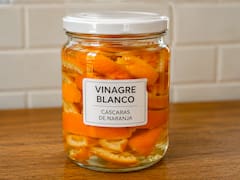 Mezclar vinagre blanco con cáscaras de naranja: para qué sirve y por qué lo recomiendan