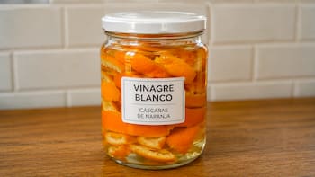 Mezclar vinagre blanco con cáscaras de naranja: para qué sirve y por qué lo recomiendan