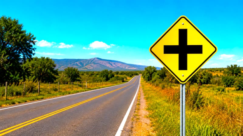 En casi todo el mundo, miles de conductores ven a menudo una señal amarilla con una cruz negra cuando conducen por la ruta: ¿Qué significa?