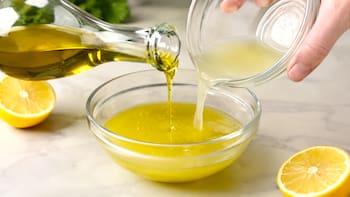 Mezclar aceite de oliva y jugo de limón: para qué sirve y por qué muchos lo recomiendan