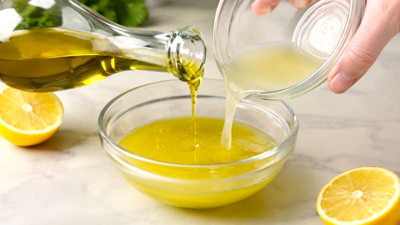 El aceite de oliva tiene propiedades químicas que ayudan a llevar a cabo la limpieza del hogar.
