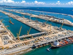 Construyen el puerto marítimo más grande del mundo: contará con 66 muelles y su tamaño será equivalente a 3000 campos de fútbol
