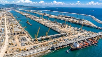 Construyen el puerto marítimo más grande del mundo: contará con 66 muelles y su tamaño será equivalente a 3000 campos de fútbol