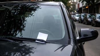 Qué significa encontrar una nota en el parabrisas del vehículo y por qué es fundamental saber cómo actuar