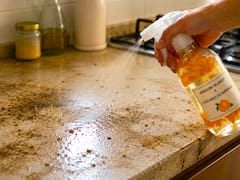Rociar vinagre blanco y cáscaras de naranja en la mesada de la cocina: para qué sirve y por qué lo recomiendan