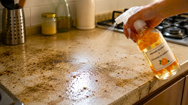 Rociar vinagre blanco y cáscaras de naranja en la mesada de la cocina: para qué sirve y por qué lo recomiendan
