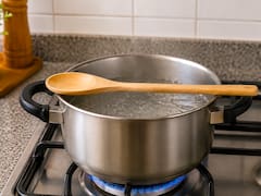 Colocar una cuchara de madera sobre una olla: para qué sirve y por qué muchos lo recomiendan