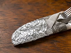 Envolver los cubiertos en papel aluminio o papel de diario: por qué lo recomiendan y para qué sirve