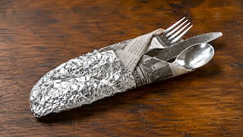 Envolver los cubiertos en papel aluminio o papel de diario: por qué lo recomiendan y para qué sirve