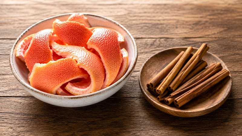 Para este truco se necesitarán las cáscaras de un pomelo, 2 o 3 ramas de canela y un litro de agua.