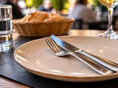 Poner los cubiertos juntos sobre el plato al comer afuera: qué significa realmente y por qué se hace