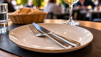 Poner los cubiertos juntos sobre el plato al comer afuera: qué significa realmente y por qué se hace