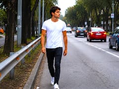Caminar por el borde de la calle usando una remera blanca: qué significa y para qué se hace