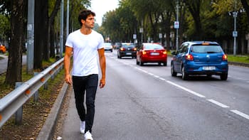 Caminar por el borde de la calle usando una remera blanca: qué significa y para qué se hace