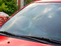 Rociar vinagre blanco sobre el parabrisas del auto: para qué sirve y por qué lo recomiendan