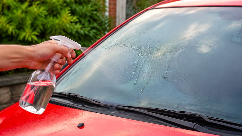 Rociar vinagre blanco sobre el parabrisas de un vehículo es un truco ampliamente utilizado por varios conductores porque ayuda a mantener el automóvil limpio.
