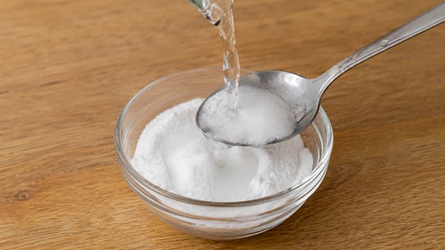 Mezclar bicarbonato de sodio con agua caliente: para qué sirve y por qué lo recomiendan