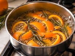Hervir cáscaras de naranja con romero después de cocinar: para qué sirve y por qué lo recomiendan
