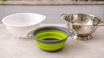 Colador de plástico, silicona o acero inoxidable: cuál es mejor para la cocina