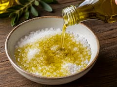 Mezclar aceite de oliva y sal gruesa: para qué sirve y por qué lo recomiendan