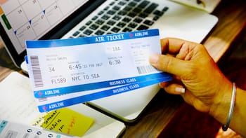 Cómo pagar menos por el mismo vuelo: el truco que recomiendan los expertos para ahorrar fortunas en viajes