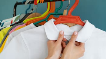 Ni secadora ni plancha: el sencillo truco para reducir las arrugas de la ropa en pocos minutos