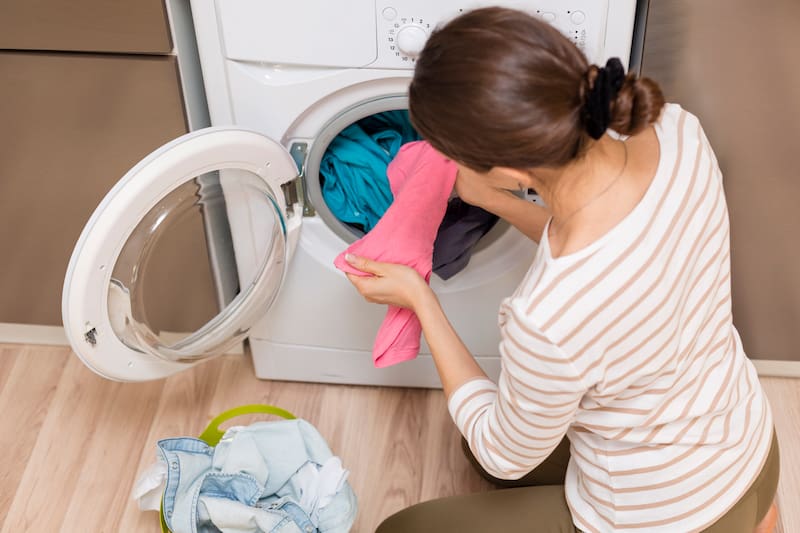 Tanto el jabón en polvo como el jabón líquido son dos de los productos más utilizados para lavar ropa.