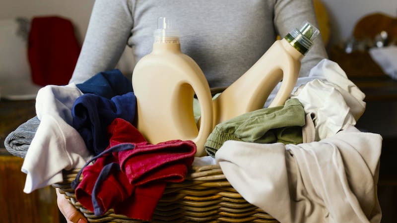 Mantener la ropa con un aroma agradable durante varios días es uno de los principales objetivos al momento de lavar las prendas.
