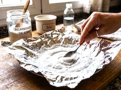Mezclar bicarbonato de sodio, sal y agua en papel aluminio: para qué sirve y por qué lo recomiendan
