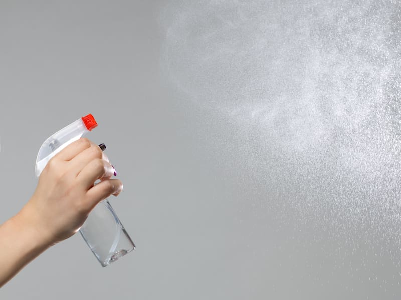 El vinagre blanco es usado para eliminar manchas de agua, sarro y depósitos minerales del parabrisas.