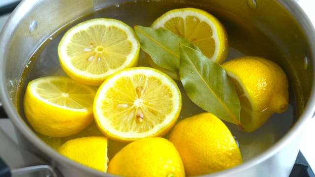 Hervir cáscaras de limón con hojas de laurel frescas: por qué lo recomiendan y qué beneficios tiene