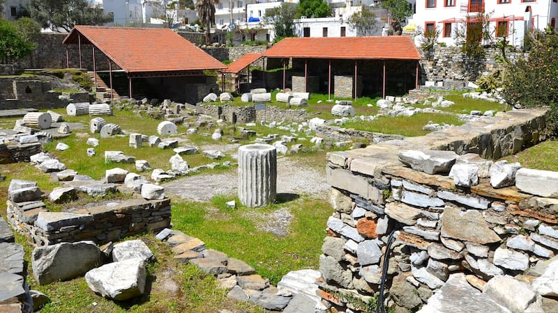 Levantado para honrar al gobernante Mausolo en la ciudad de Halicarnaso, el monumento destacó por su enorme tamaño.