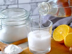 Mezclar bicarbonato de sodio, vinagre y jugo de limón en un vaso: por qué lo recomiendan y para qué sirve