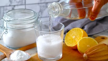 Mezclar bicarbonato de sodio, vinagre y jugo de limón en un vaso: por qué lo recomiendan y para qué sirve