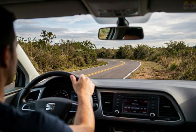 Indica un cambio brusco en la dirección de la ruta; se debe reducir la velocidad con anticipación, circular por el carril propio y no adelantar.