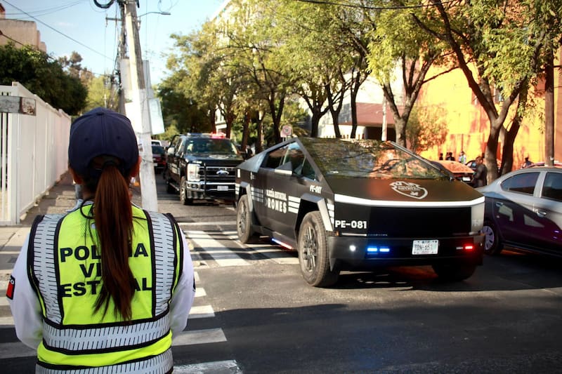 Un vehículo de Tesla encabeza un convoy policial en calles de Guadalajara.