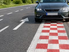 Pocos lo saben: qué significa el damero blanco y rojo pintado sobre la calzada y para qué sirve