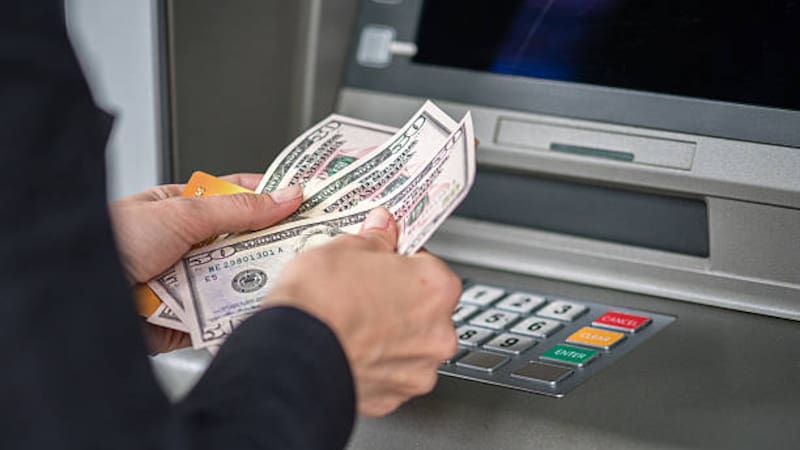 Dan Saunders encontró un error en el sistema bancario y se volvió millonario, ¿cómo lo hizo?