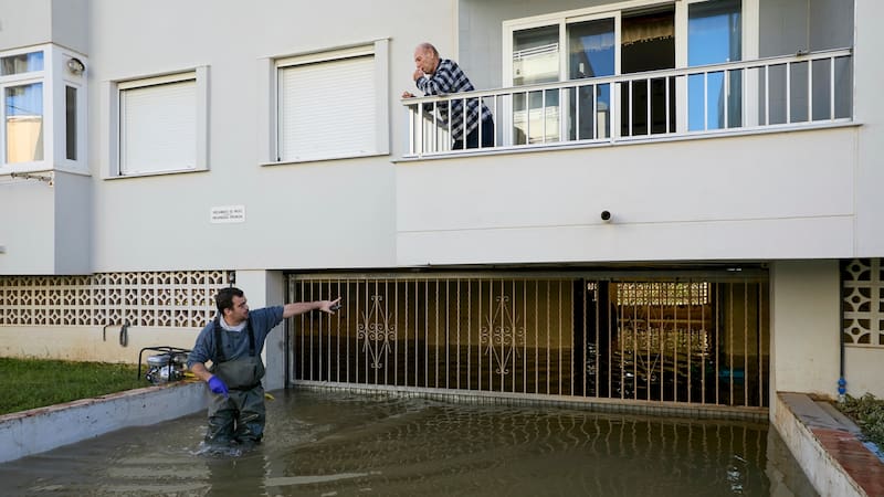 Las lluvias torrenciales dejaron zonas anegadas en el litoral sur de Valencia y norte de Alicante.