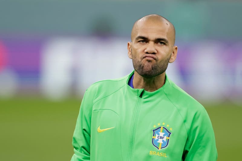 Dani Alves volvió a una cancha de fútbol, pero nadie esperaba que sea así: “Estuve 14 meses en la cárcel, pero Cristo me hizo libre”. Fuente: EFE