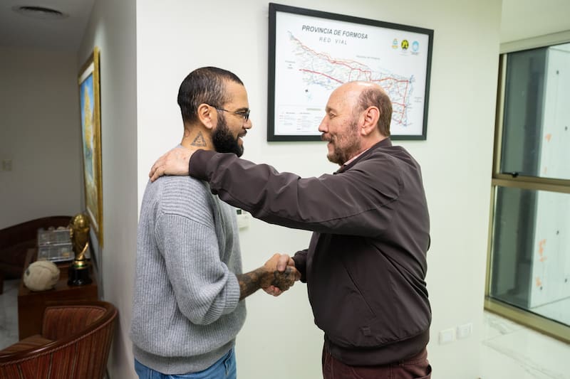 El exjugador brasileño Dani Alves, ahora devenido en pastor evangélico, junto al gobernador Gildo Insfran en Formosa