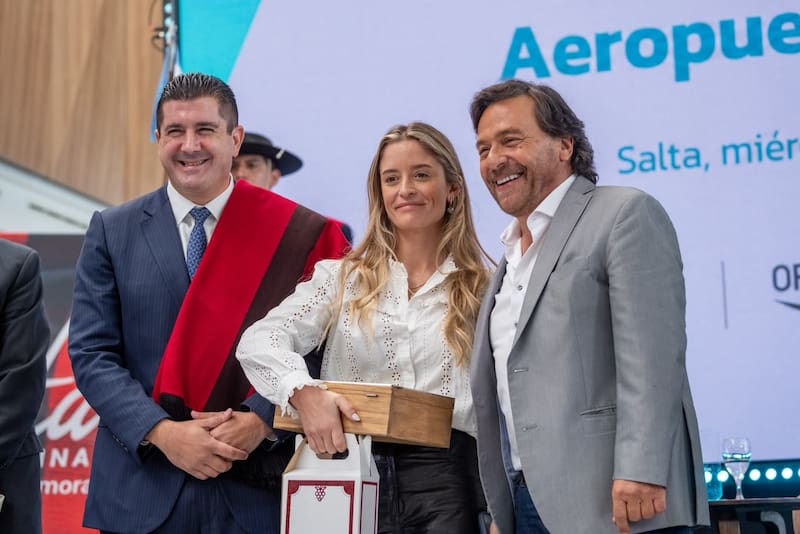 Gustavo Sáenz con el CEO de Aeropuertos Argentina, Daniel Ketchibachian, y la titular del ORSNA Noelia Ruiz, durante la inauguración de la nueva terminal aeroportuaria de Salta