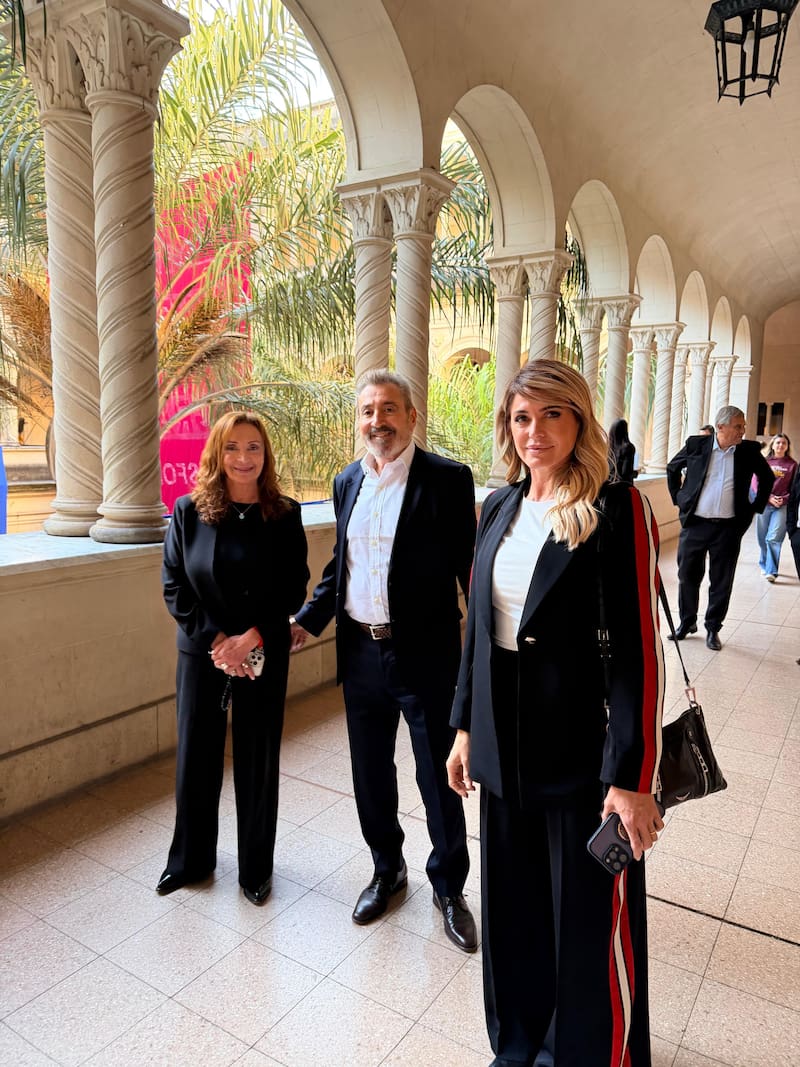 Daniel Vila y Pamela David junto a la decana Claudia Levin, en la Universidad Nacional del Litoral