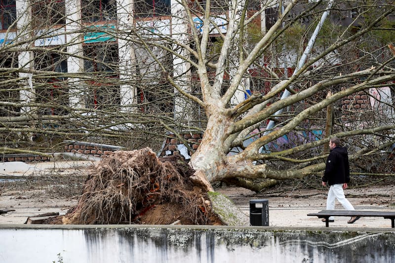 En Portugal, el paso de la borrasca Kristin provocó graves daños materiales y un balance de víctimas fatales que elevó la alerta en la península ibérica.